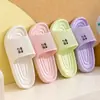 Novas pantufas femininas de EVA com listras de letras, macias para o verão, de banheiro, antiderrapantes, silenciosas, chinelos de casa para casal