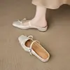 Primer Encuentro con las Nuevas Pantuflas de Tacón Cuadrado con Lazo y Tachuelas para Mujer de la Temporada, con Tacón de Cuña y Diseño Slip-On