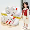 Tenis para niña con puntera de goma y forro de felpa, nuevo estilo otoño/invierno 2025, suela suave, diseño de caricatura, zapatillas deportivas de algodón estilo princesa para uso en exteriores