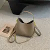 Cubo de Agua Lichi Hombro Único Lujo Ligero Nicho Otoño Bolso Cruzado para Mujer con Textura 2026 Estilo de Viaje Patrón Cadena Modelo Nuevo