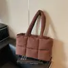Bolso tote simple de gran capacidad para mujer, nuevo bolso de hombro casual para el otoño de 2026, bolso acolchado de algodón súper popular y moderno