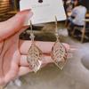 Pendientes Dorados de Lujo Ligero Vintage de Alta Gama para Mujer 2026 Nuevo Estilo Pendientes de Perla con Agujas de Plata Diseño de Nicho Accesorios Metálicos para Orejas
