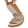 Zapatillas blancas de grulla de almohada para mujeres de mediana edad, sandalias de exterior para mamá, sandalias planas antideslizantes de suela blanda de moda de verano para mujer, nuevas