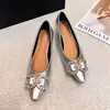 Zapatos de Tacón Cuña Punta Fina 3685-K77 con Hebilla de Metal y Pedrería, Mocasines Versátiles de Gamuza de Boca Baja, Zapatos para Mujer para el Trabajo