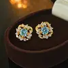 Aretes de Tachuela Redondos de Diamante Azul Océano Brillante con Chapado en Plata, Incrustación de Anillo Abierto, Diseño Elegante Versátil de Nicho, Moda Floral para Mujeres