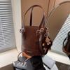 Bolsa de balde de design de nicho transfronteiriço feminina 2024 Novo estilo popular All-match Shoulder Crossbody Bag Bolsa pequena elegante