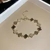 Pulseira Simples e Fashion de Flor de Trevo Cravejada com Diamantes Transfronteiriça, Pulseira de Luxo Leve Estilo Europeu e Americano Ins, Joia de Nicho de Alta Qualidade