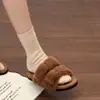 Chinelos peludos pretos retrô antiderrapantes de sola grossa para mulheres, para usar ao ar livre, novo estilo outono e inverno 2026, chinelos de algodão que aumentam a altura para mulheres baixinhas