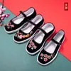 Zapatos de tela bordados del Viejo Pekín con suelas de piel de vaca, diseño de una tira, estilo étnico, planos, transpirables, cómodos zapatos de verano para madres