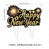 Las decoraciones para fiestas temáticas de Año Nuevo en negro y dorado incluyen guirnaldas de papel, adornos colgantes de panal, vasos de fiesta espirales y sombreros de cono