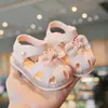 Sandalias para niñas 2025 verano nuevas zapatos de princesa suela suave zapatos de bebé moda estilo coreano huecas punta cerrada playa