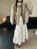 Foto real~Conjunto de Jaqueta Cáqui Estilo Manor Vintage Novo Outono 2026 com Saia Bordada de Cintura Alta