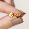 Pendientes de margarita pequeña Cao Shi nuevos pendientes asimétricos de abeja pequeña temperamento de alta gama para mujer pendientes pequeños frescos y sencillos