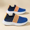 Zapatos de niño verano malla simple transpirables zapatos deportivos para niños venta caliente transfronteriza superficie de malla voladora zapatos casuales de un paso para niños y niñas