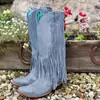 Nuevas botas europeas y americanas de tacón alto grueso Botas de PU para mujer con punta y flecos zapatos de tacón medio grueso talla fija 40-43 comercio exterior