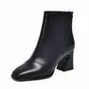 Botas femininas curtas de couro genuíno para comércio exterior, outono e inverno, com adição de fleece, botas da moda com zíper nas costas, salto grosso, ajuste slim, botas únicas versáteis