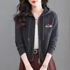 26 Cardigan de tricô curto com capuz, estilo moda coreana, para mulheres, cintura alta, bordado, com zíperes duplos, jaqueta suéter versátil