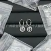 Fornecimento Exclusivo Transfronteiriço de Conjuntos de Brincos, Colares, Pulseiras, Anéis e Broches Réplicas de Alta Qualidade da Marca Tb com Etiquetas, Atacado