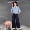 Colección nueva 2026: dulce y versátil top de manga larga con un lazo, combinado con pantalones vaqueros elegantes y modernos - un conjunto de dos piezas de moda para niñas