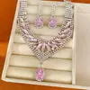 Conjunto de brincos e colar em forma de gota cravejados de diamantes em tons de rosa, corrente para clavícula de luxo leve e exclusiva, elegante, delicado, doce, conjunto de joias de alta qualidade