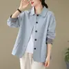 Foto real de abrigo corto artístico para mujer, primavera y otoño 2026, corte holgado, talla grande, casual, versátil, top de manga larga con cuello polo para mujer