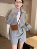 Conjunto de Punto Holgado y Relajado con Cuello en V para Mujer en Otoño e Invierno Nuevo Aspecto Adelgazante Holgado Conjunto de Dos Piezas con Shorts de Punto Casual