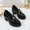 Sapatos femininos de couro estilo britânico de salto alto 2022 novos mocassins de um pedal sapatos de salto grosso de corte baixo com sola grossa tamanho pequeno