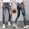 Nuevos Jeans Ajustados de Invierno Otoño 2025 para Hombre, Grises, Forrados de Polar, Bordados, Versátiles, Modernos, Elásticos, Casuales, Skinny