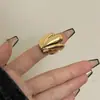 Estilo Marítimo Europeu e Americano Textura Assimétrica de Concha Anel Largo de Metal Acessível de Luxo para Mulheres Anel Único de Dedo Indicador de Alta Qualidade