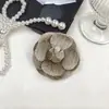Broche de Camelia de Terciopelo con Hilo Dorado Estilo Chanel de Alta Gama Retro de 6.5cm Broche para el Cabello Accesorio para Ropa Hecho a Mano para Manualidades DIY