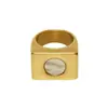 Anillo de Acero Inoxidable 18K Transfronterizo de Moda, Superficie Lisa, Índice, con Diseño Único de Nicho, Exagerada Joyería de Mano Europea y Americana de Acero de Titanio