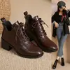 Botas Femininas Martin de Bico Quadrado Estilo Britânico Versátil para Primavera e Outono Botas de Cano Curto com Salto Alto Retrô Francês Salto Grosso Novo Estilo 2026 Retrô Francês