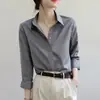 Camisa feminina de manga longa, caimento solto, cor cinza escuro, adequada para negócios, trabalho e deslocamento, com um estilo sofisticado e elegante.