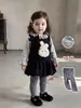 Conjunto Doce para Meninas Outono e Inverno: Conjunto de Duas Peças Vestido Colete de Coelho de Pelúcia e Camiseta Básica de Renda para Menina, Roupa de Inverno Infantil