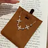 Pulsera de Trébol de Cuatro Hojas con Circonia Dorada, Modelo Nuevo 2026 para Mujer, Apilable, Lujo Ligero, Sensación de Alta Gama, Joyería Exquisita de Nicho