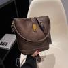 As Bolsas Populares de Estilo Coreano Deste Ano para Mulheres São Novas, Modernas e Fashionáveis Bolsas Transversais de Outono e Inverno, Design de Nicho, Bolsas Balde Portáteis