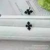 Los pendientes de cruz de cerámica de zirconia estilo vintage iris son pequeños, exquisitos y libres de metales pesados, adecuados para el cuidado de los piercings.