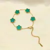 Pulseira Flor de Cinco Pétalas em Aço Titânio Dourada Pulseira Feminina Luxo Leve Simples Banho de Ouro 18K Joia de Aço Inoxidável