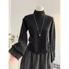 Top de punto para mujer con cuello semialto y ribete de volantes gris oscuro, top básico ajustado para otoño e invierno 2026