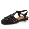 Sandálias Trançadas com Recortes para Porco Novo Estilo de Férias Fashionable Abertas na Ponta Baixo Salto Sola Plana Fivela na Parte Inferior Sapatos Romanos 1012-3