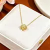 Pulseira de trevo de quatro folhas, acessórios de joias por atacado europeus e americanos, joias para iniciantes, acessórios de mão femininos, item de luxo leve mais vendido, aço inoxidável 18K
