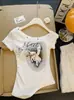 Camiseta versátil de manga corta con estampado, estilo chica hot americana de un solo hombro, dulce y fresca, para mujer, nuevo top irregular ajustado, moderno