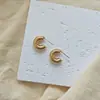 Pendientes de botón con forma de C acanalados dorados retro europeos de espacio, diseño de nicho para mujer, pendientes simples de lujo ligero elegantes