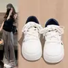 Zapatillas de moda estilo Chanel para mujer, nueva colección otoño 2026, diseño moderno y único, zapatos blancos versátiles y ligeros para estudiantes