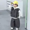 Conjunto de Moletom com Capuz para Meninos Outono 2026 Novo Estilo Crianças Estilo Coreano Colete Conjunto de Três Peças Roupas da Moda Primavera e Outono