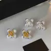 Brincos florais de pérola vintage estilo francês para mulheres, nicho de luxo leve com um toque de alta qualidade, brincos únicos, bonitos, delicados e compactos