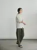 Yinhe STUDIO: A mesma camisa verde listrada com gola alta, feita de linho francês e com acabamento encolhido em sal, como a usada por Guo Yuxin