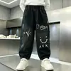 Pantalones de Ropa Otoñal para Niños Niños Estilo Nuevo 2026 Niños Medianos y Grandes Estilo Primavera y Otoño Vaqueros Modernos Atractivos Pantalones Largos de Otoño para Niños