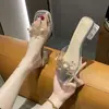 Sandalias versátiles de una tira decoradas con flor de cristal, nuevas zapatillas de exterior de estilo de hada para mujer, verano 2026