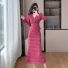 Conjunto de Dos Piezas de Moda con Top de Encaje Jacquard de Trece Calidades y Falda de Cintura Alta en Negro y Rojo Rosa